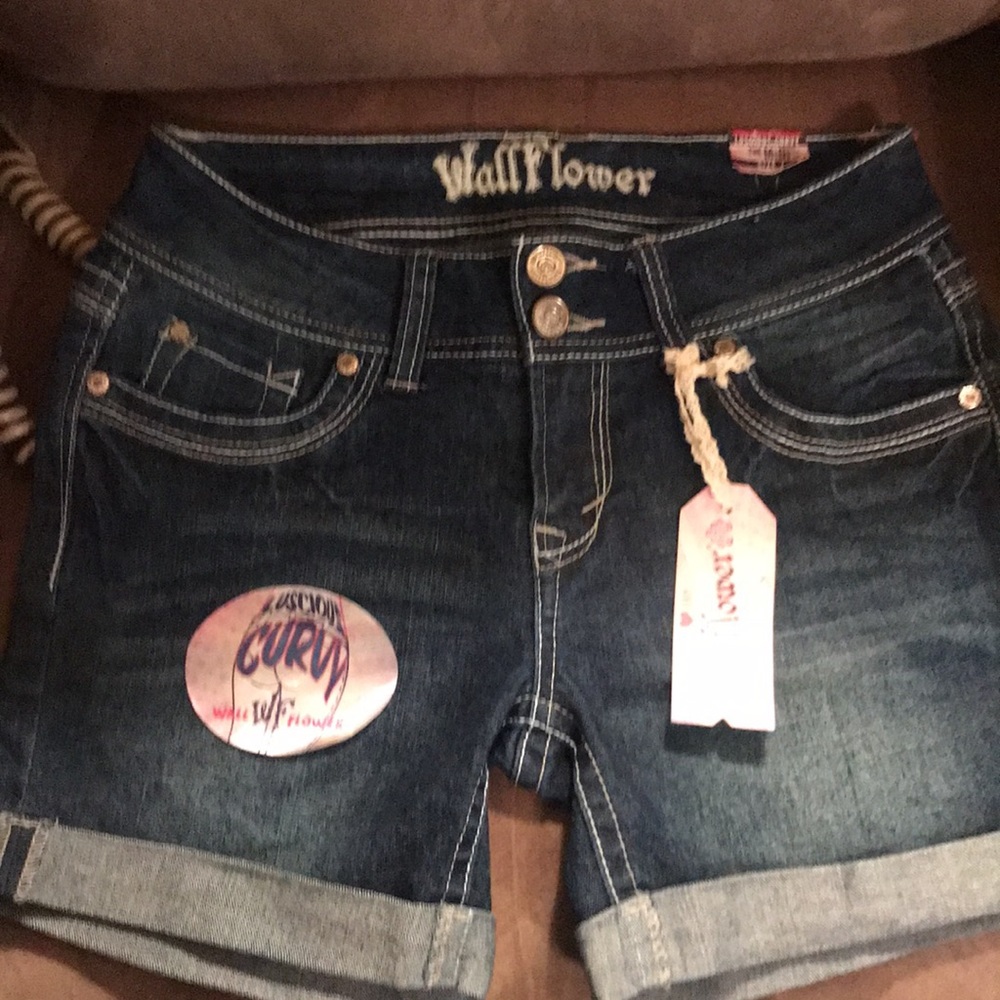 Wall Flower Shorts - Picture 4 of 12